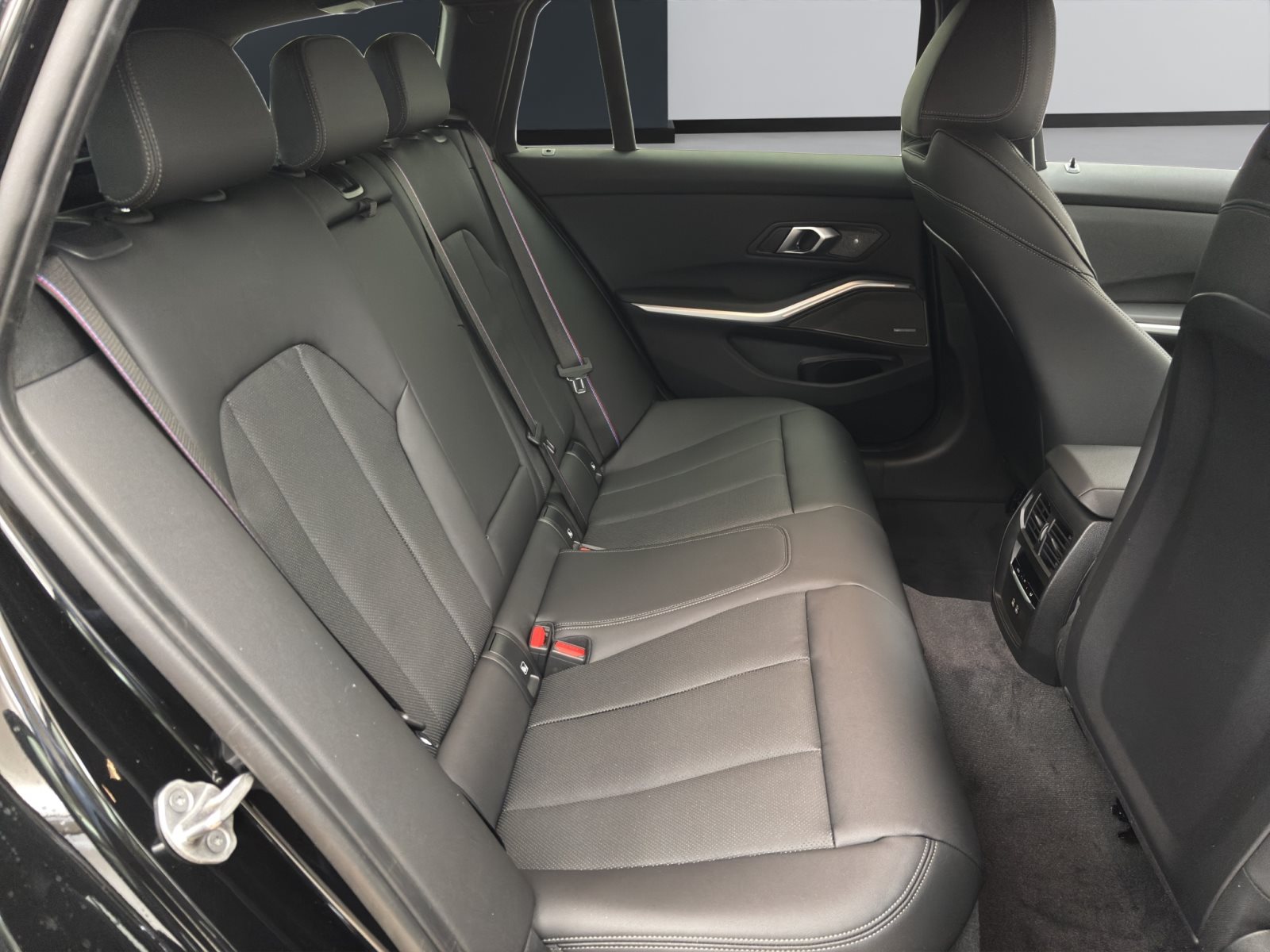 Fahrzeugabbildung BMW 320d xDrive Touring [M Sport Pro, AHK, ACC, RFK, 19 LMR]