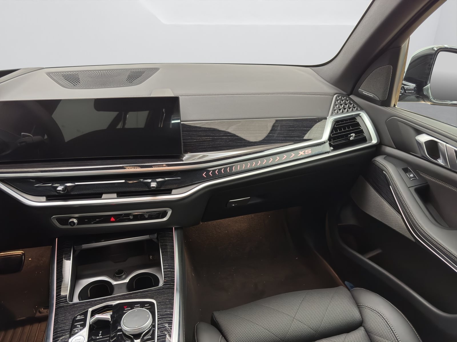 Fahrzeugabbildung BMW X5 xDrive50e [M Sport Pro, HUD, AHK, ACC, 22 LMR]