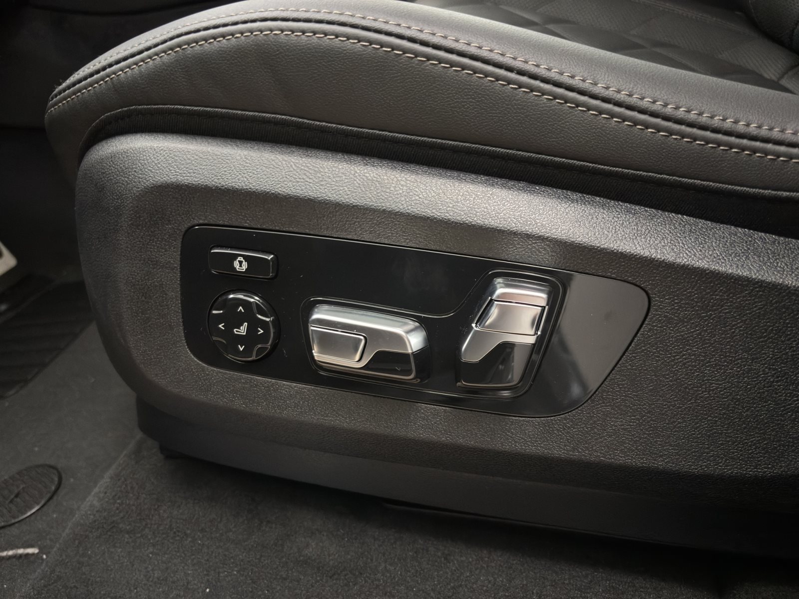 Fahrzeugabbildung BMW X5 xDrive50e [M Sport Pro, HUD, AHK, ACC, 22 LMR]