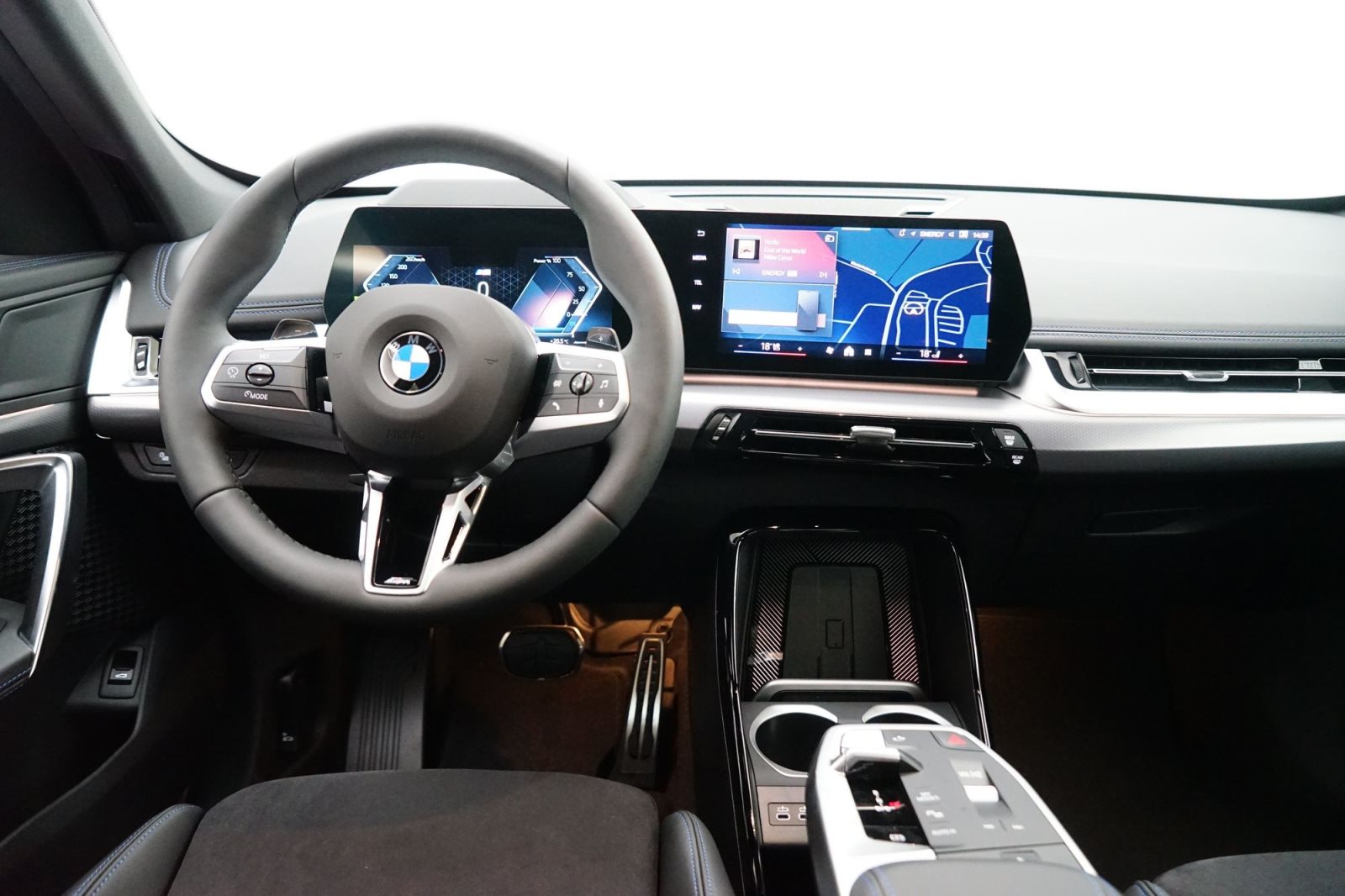 Fahrzeugabbildung BMW X1 sDrive20i [M Sport, HUD, AHK, ACC, RFK, 19 LMR]