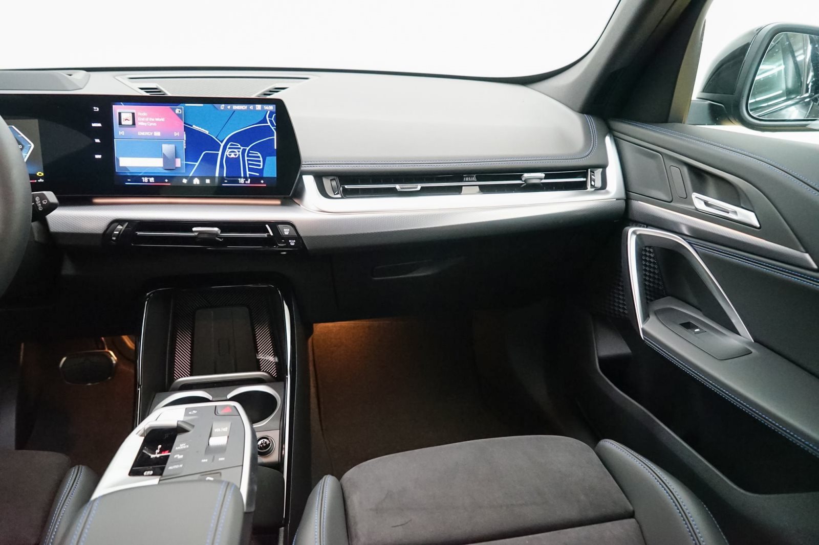 Fahrzeugabbildung BMW X1 sDrive20i [M Sport, HUD, AHK, ACC, RFK, 19 LMR]