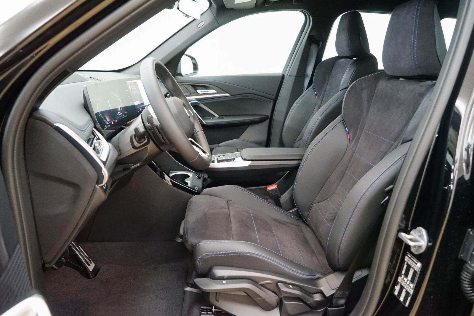 Fahrzeugabbildung BMW X1 sDrive20i [M Sport, HUD, AHK, ACC, RFK, 19 LMR]
