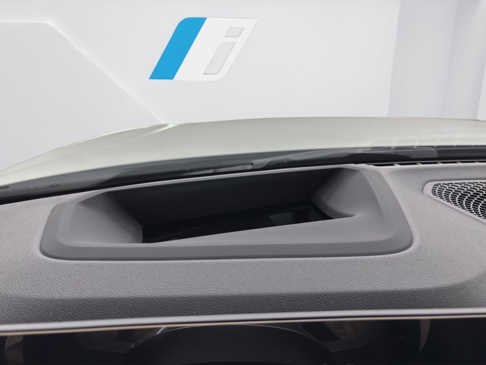 Fahrzeugabbildung BMW i4 eDrive40 [M Sport, HUD, AHK, ACC, 19 LMR]