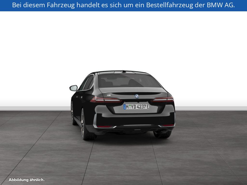Fahrzeugabbildung BMW i5 eDrive40 Limousine