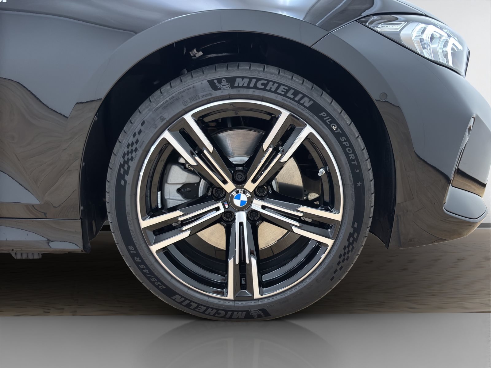 Fahrzeugabbildung BMW 330e xDrive Touring [M Sport, AHK, ACC, RFK, HiFi, 18 LMR]