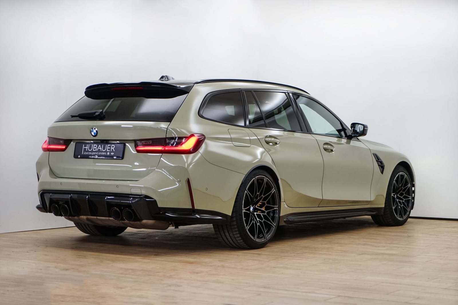 Fahrzeugabbildung BMW M3 Competition M xDrive Touring [Individual, Carbon, M Drivers Pack]