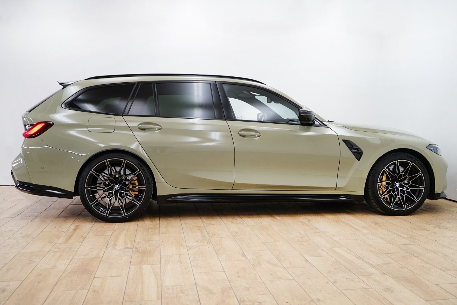 Fahrzeugabbildung BMW M3 Competition M xDrive Touring [Individual, Carbon, M Drivers Pack]