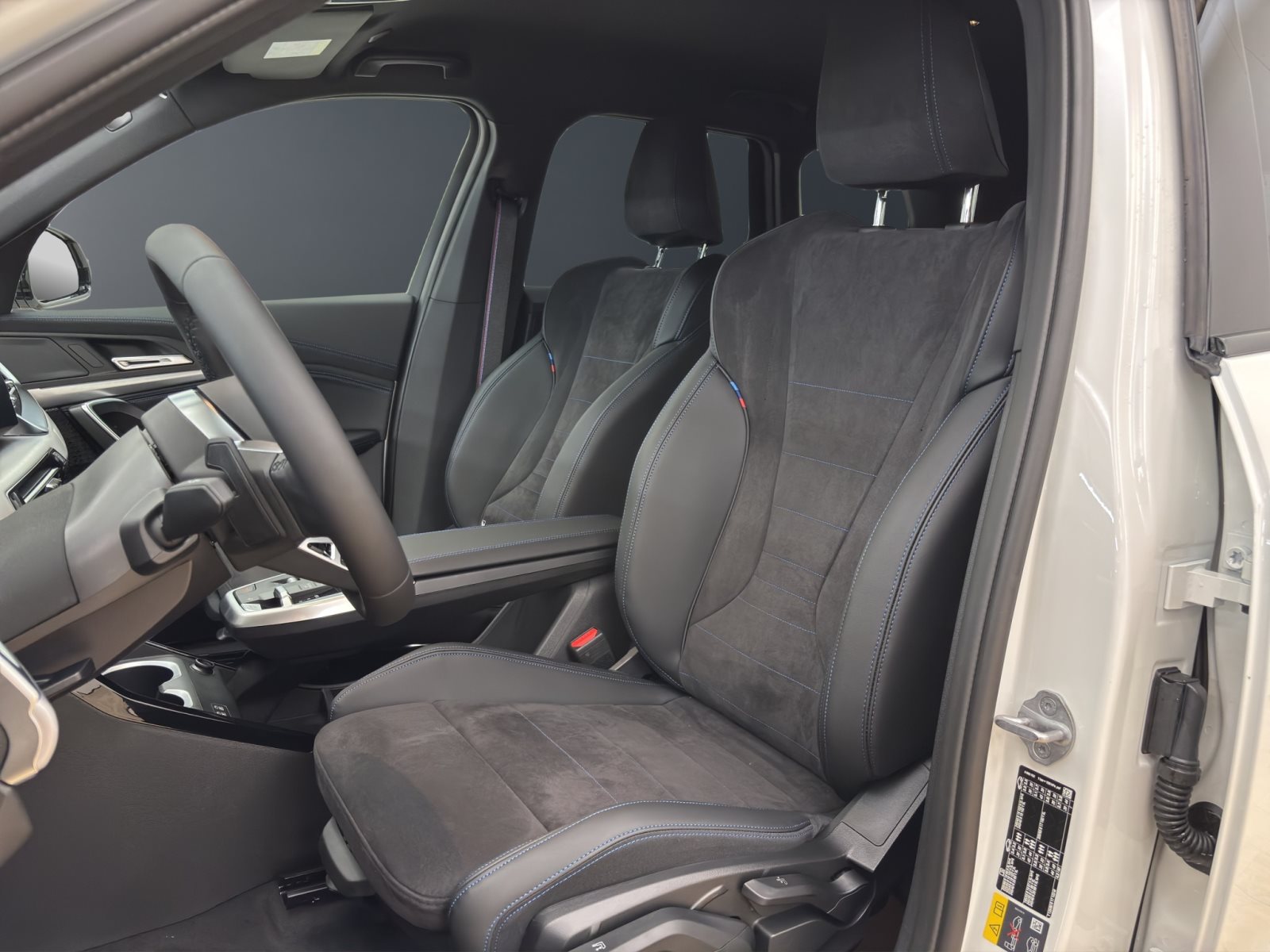 Fahrzeugabbildung BMW iX1 eDrive20 [M Sport Pro, AHK, ACC, 19 LMR, RFK]