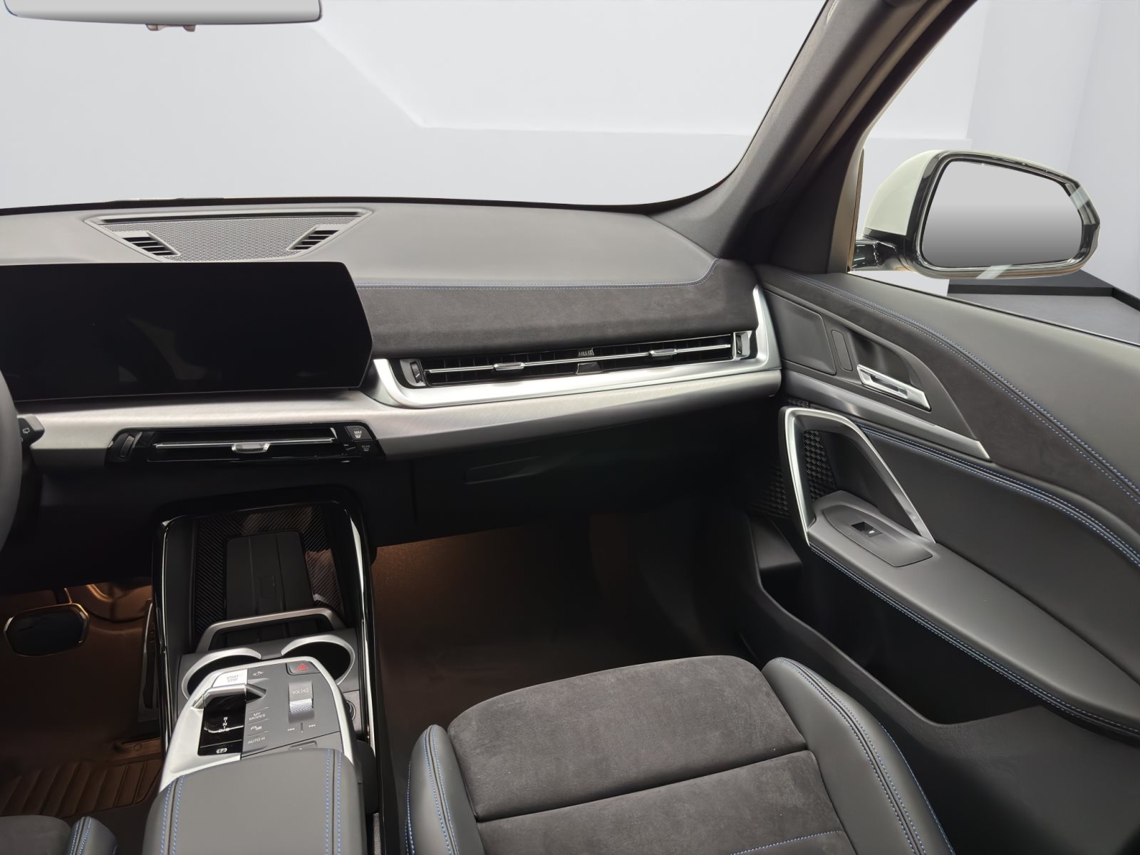 Fahrzeugabbildung BMW iX1 eDrive20 [M Sport Pro, AHK, ACC, 19 LMR, RFK]