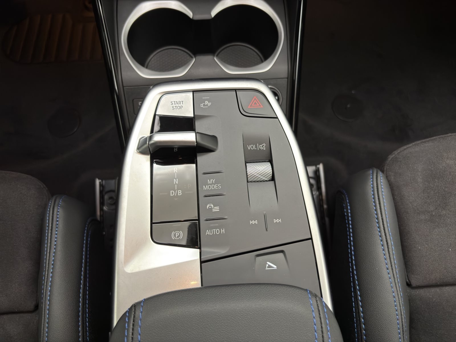 Fahrzeugabbildung BMW iX1 eDrive20 [M Sport Pro, AHK, ACC, 19 LMR, RFK]