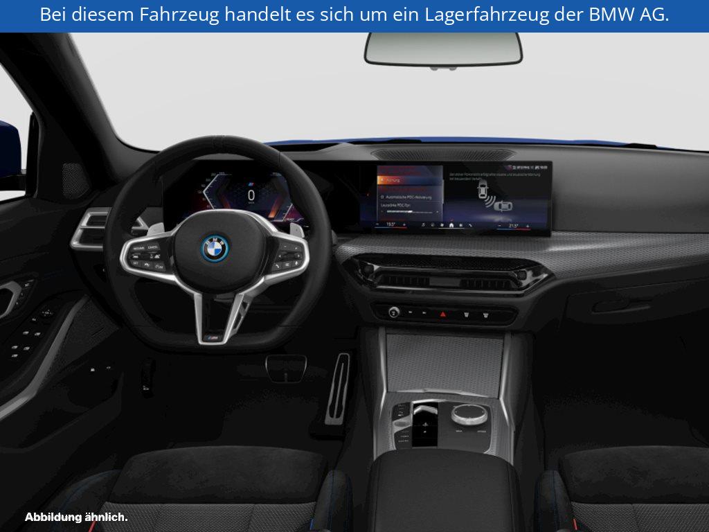Fahrzeugabbildung BMW 330e Limousine