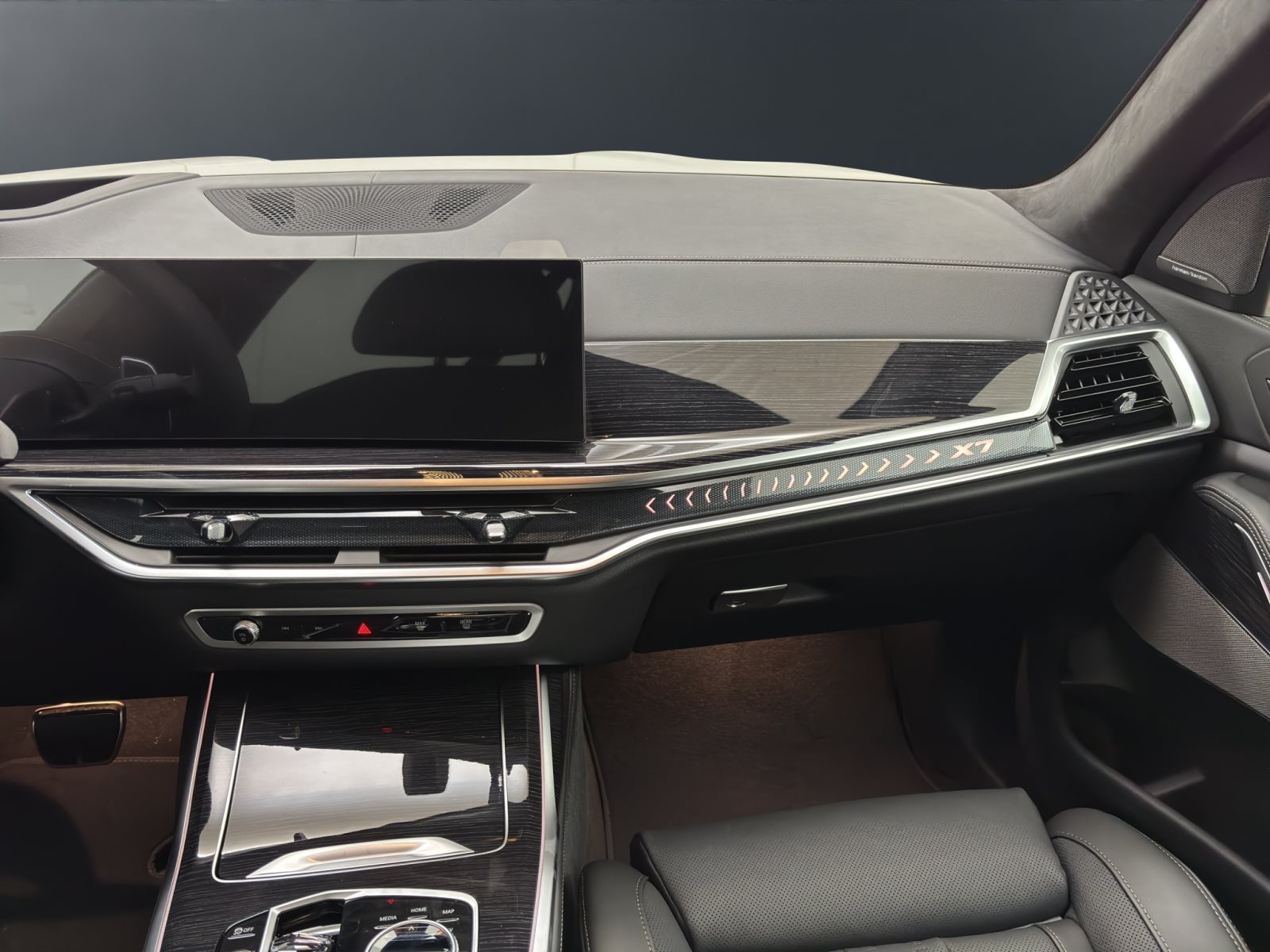 Fahrzeugabbildung BMW X7 xDrive40d [M Sport Pro, HUD, AHK, ACC, 22 LMR]