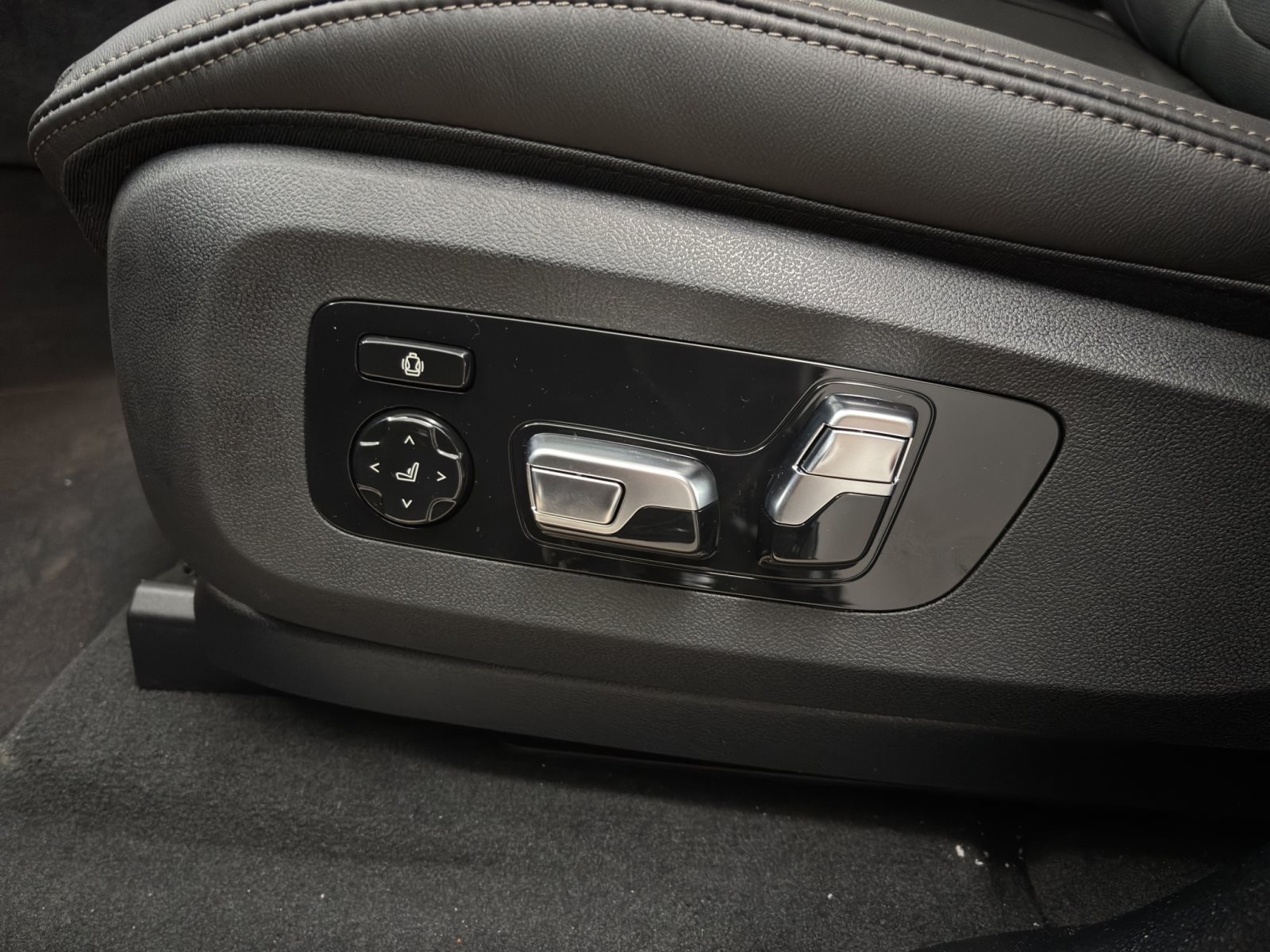 Fahrzeugabbildung BMW X7 xDrive40d [M Sport Pro, HUD, AHK, ACC, 22 LMR]