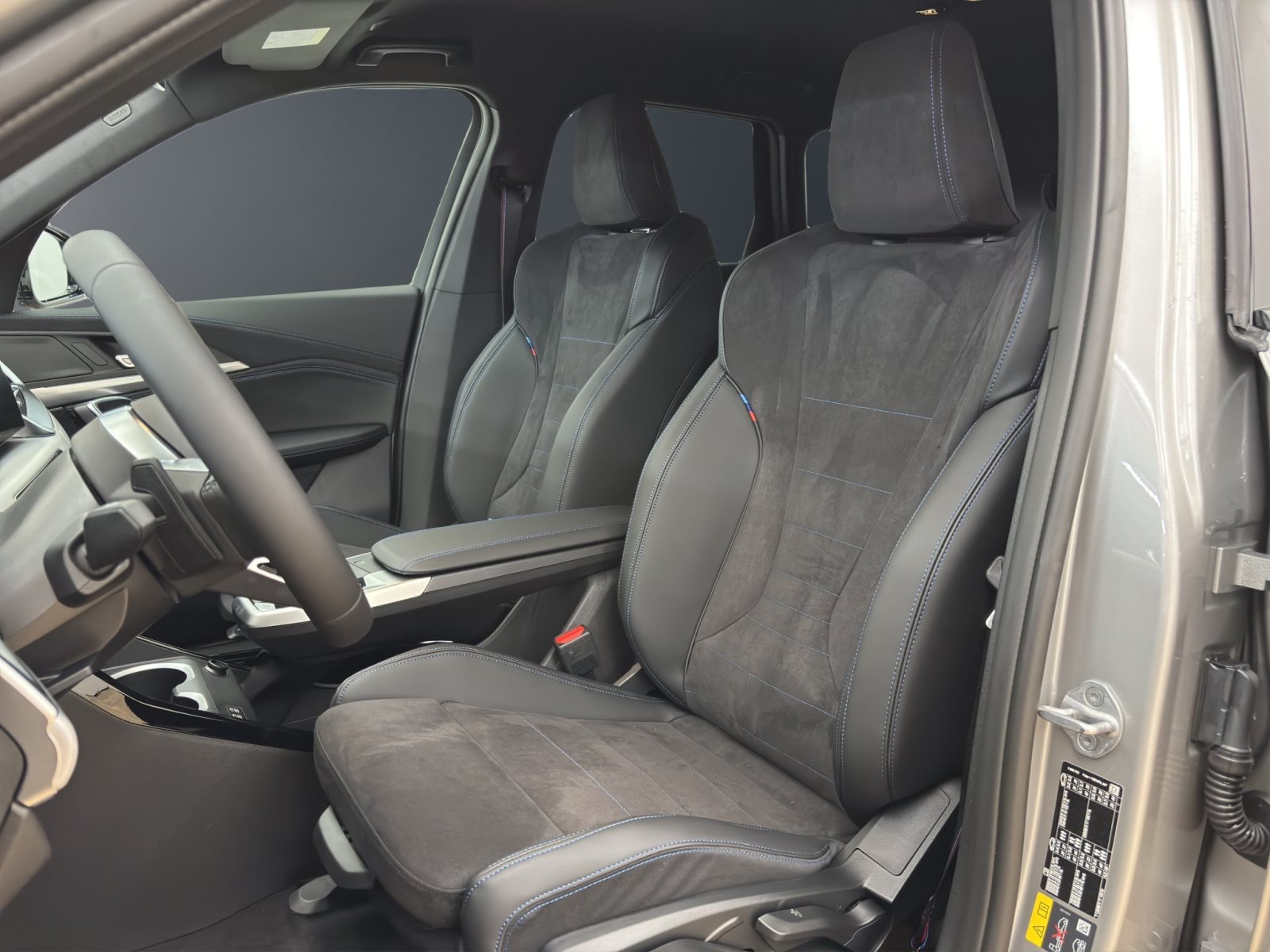 Fahrzeugabbildung BMW iX1 eDrive20 [M Sport Pro, AHK, ACC, 19 LMR, RFK]