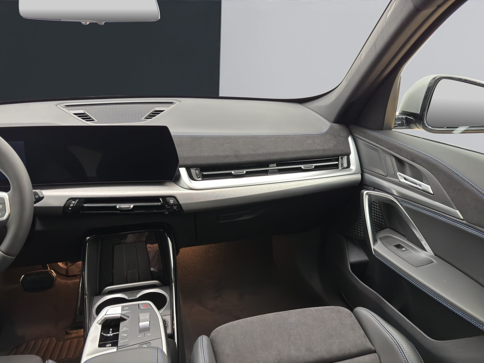 Fahrzeugabbildung BMW iX1 eDrive20 [M Sport Pro, AHK, ACC, 19 LMR, RFK]