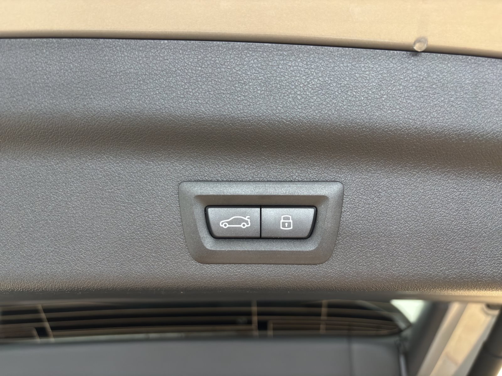 Fahrzeugabbildung BMW iX1 eDrive20 [M Sport Pro, AHK, ACC, 19 LMR, RFK]