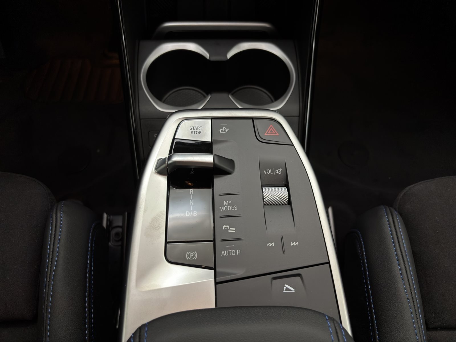 Fahrzeugabbildung BMW iX1 eDrive20 [M Sport Pro, AHK, ACC, 19 LMR, RFK]