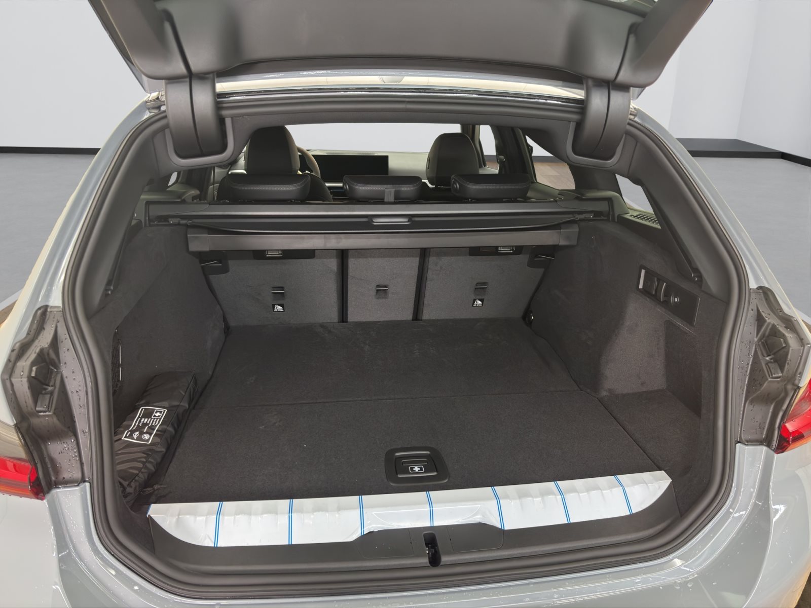 Fahrzeugabbildung BMW 330e xDrive Touring [M Sport, HUD, AHK, ACC, 19 LMR]