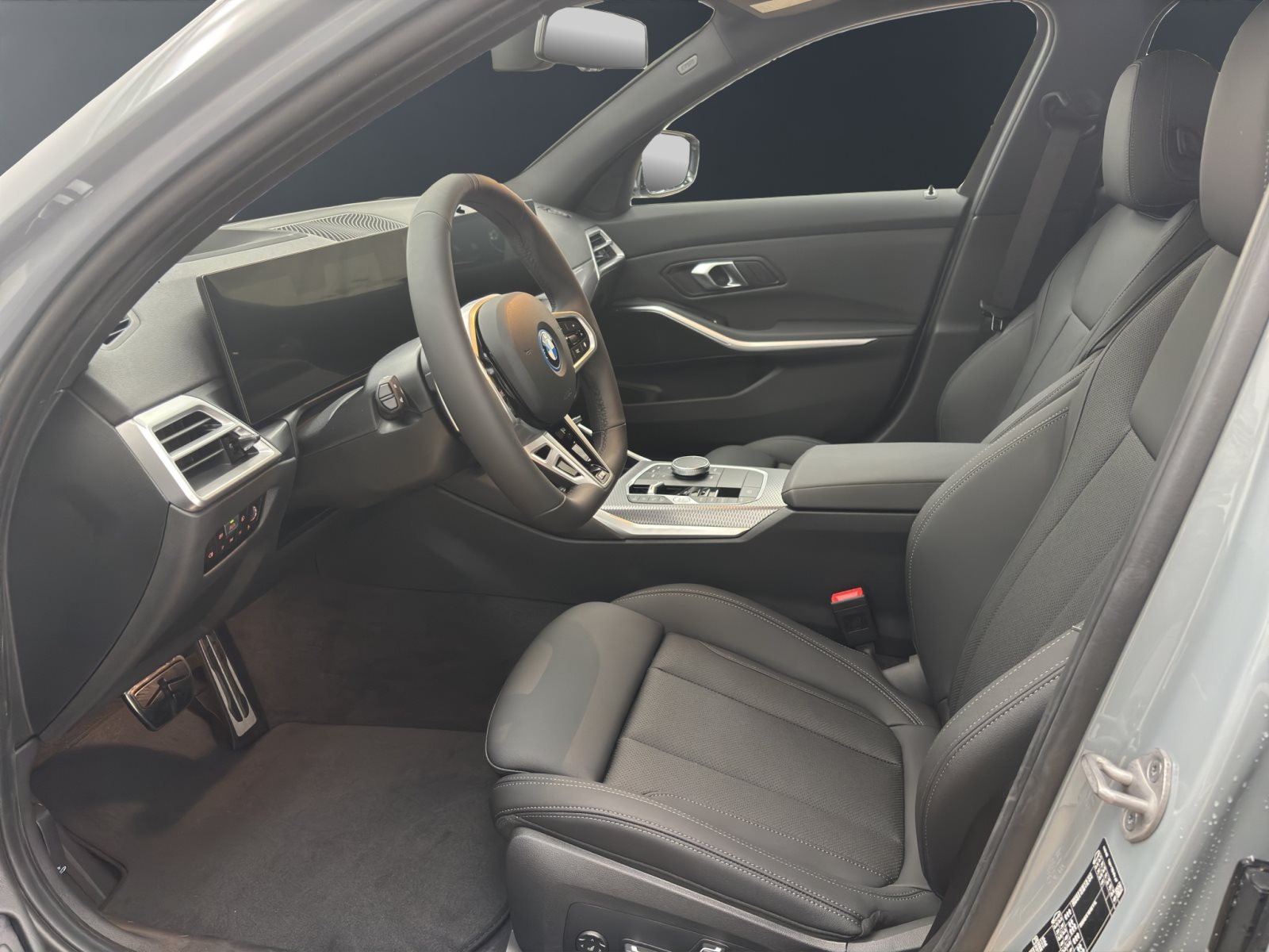 Fahrzeugabbildung BMW 330e xDrive Touring [M Sport, HUD, AHK, ACC, 19 LMR]