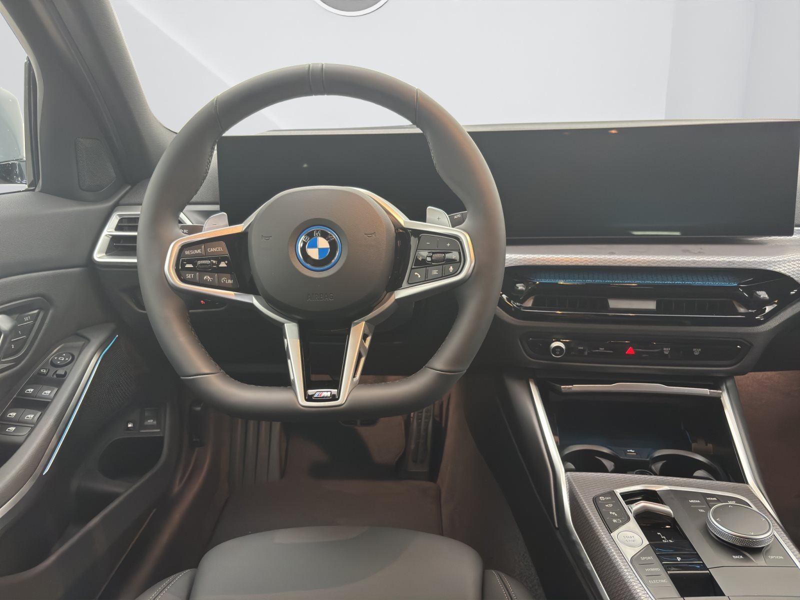 Fahrzeugabbildung BMW 330e xDrive Touring [M Sport, HUD, AHK, ACC, 19 LMR]