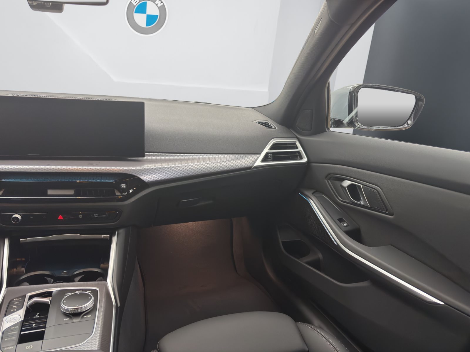 Fahrzeugabbildung BMW 330e xDrive Touring [M Sport, HUD, AHK, ACC, 19 LMR]