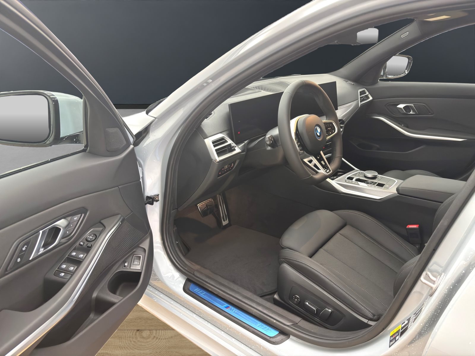 Fahrzeugabbildung BMW 330e xDrive Touring [M Sport, HUD, AHK, ACC, 19 LMR]