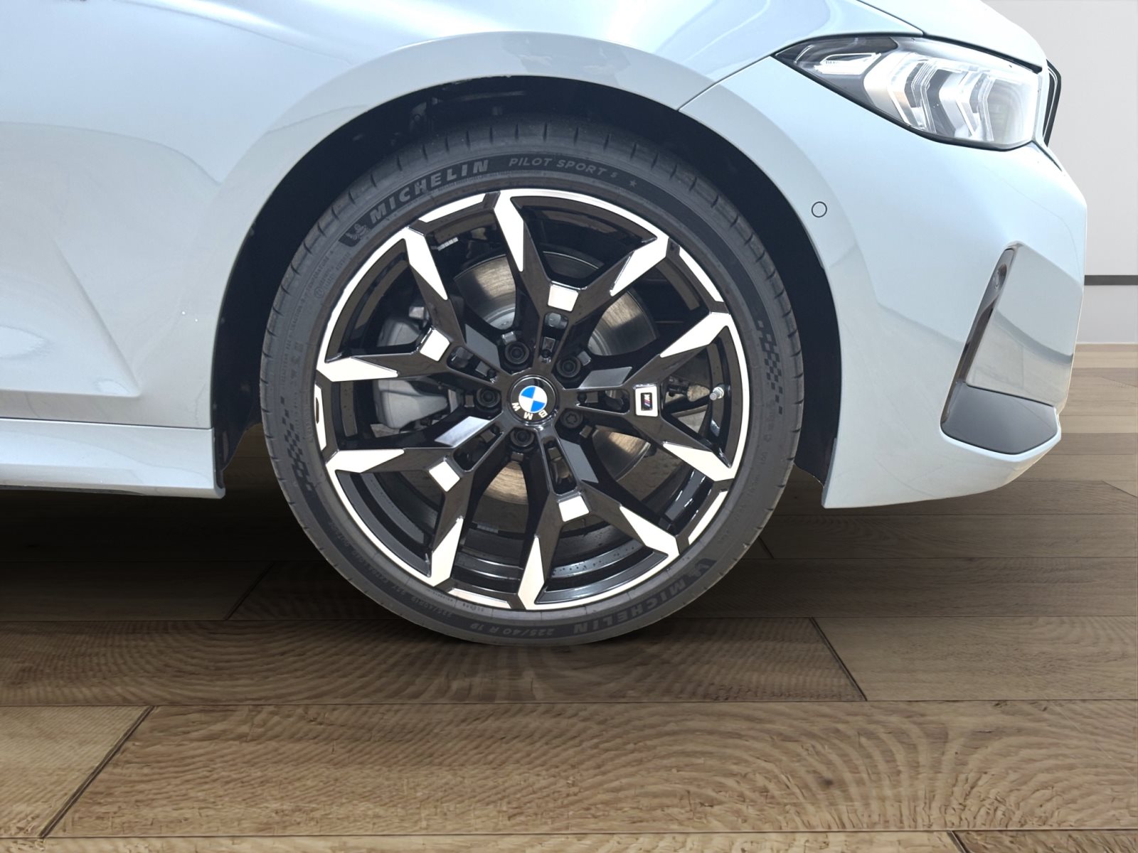 Fahrzeugabbildung BMW 330e xDrive Touring [M Sport, HUD, AHK, ACC, 19 LMR]