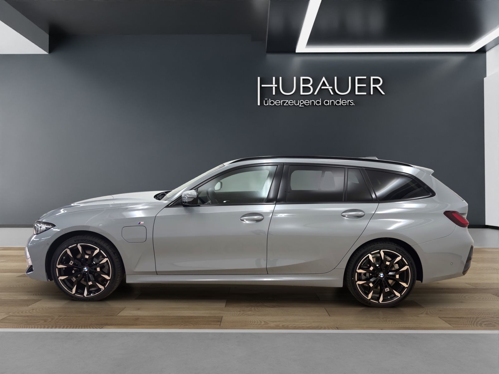 Fahrzeugabbildung BMW 330e xDrive Touring [M Sport, HUD, AHK, ACC, 19 LMR]