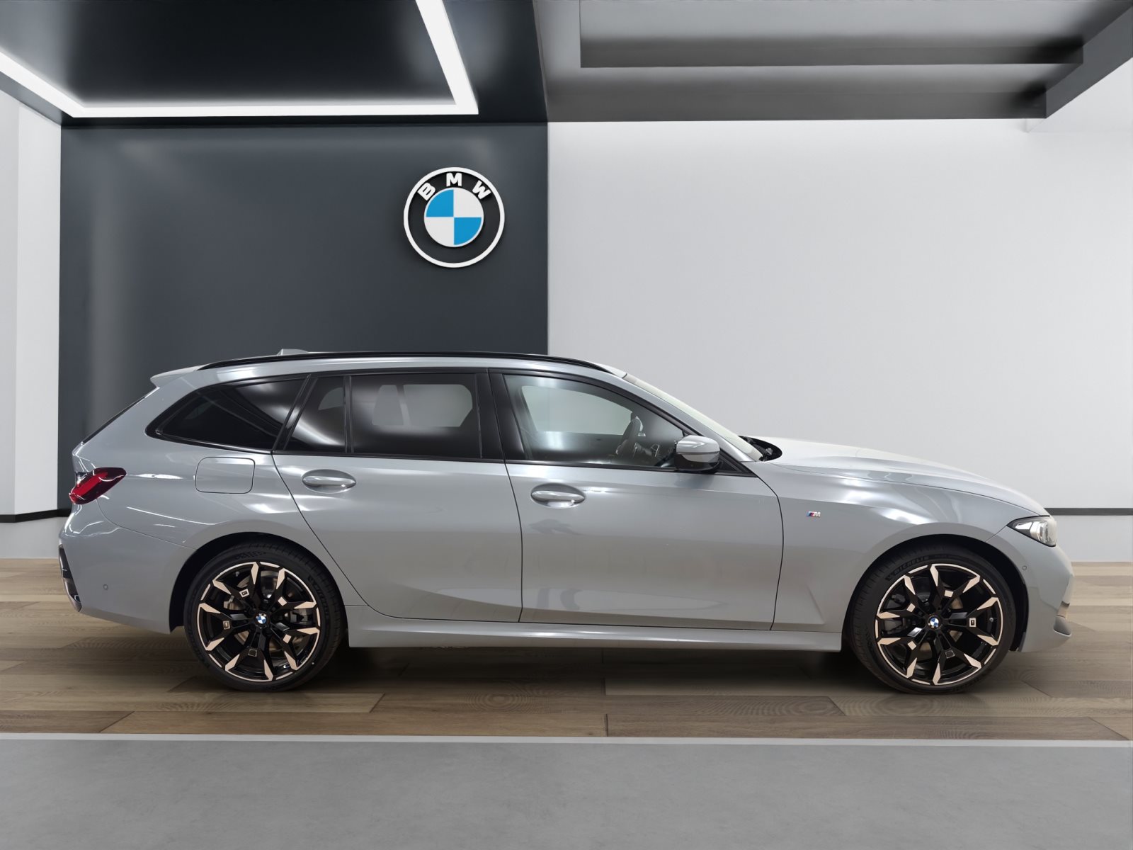 Fahrzeugabbildung BMW 330e xDrive Touring [M Sport, HUD, AHK, ACC, 19 LMR]