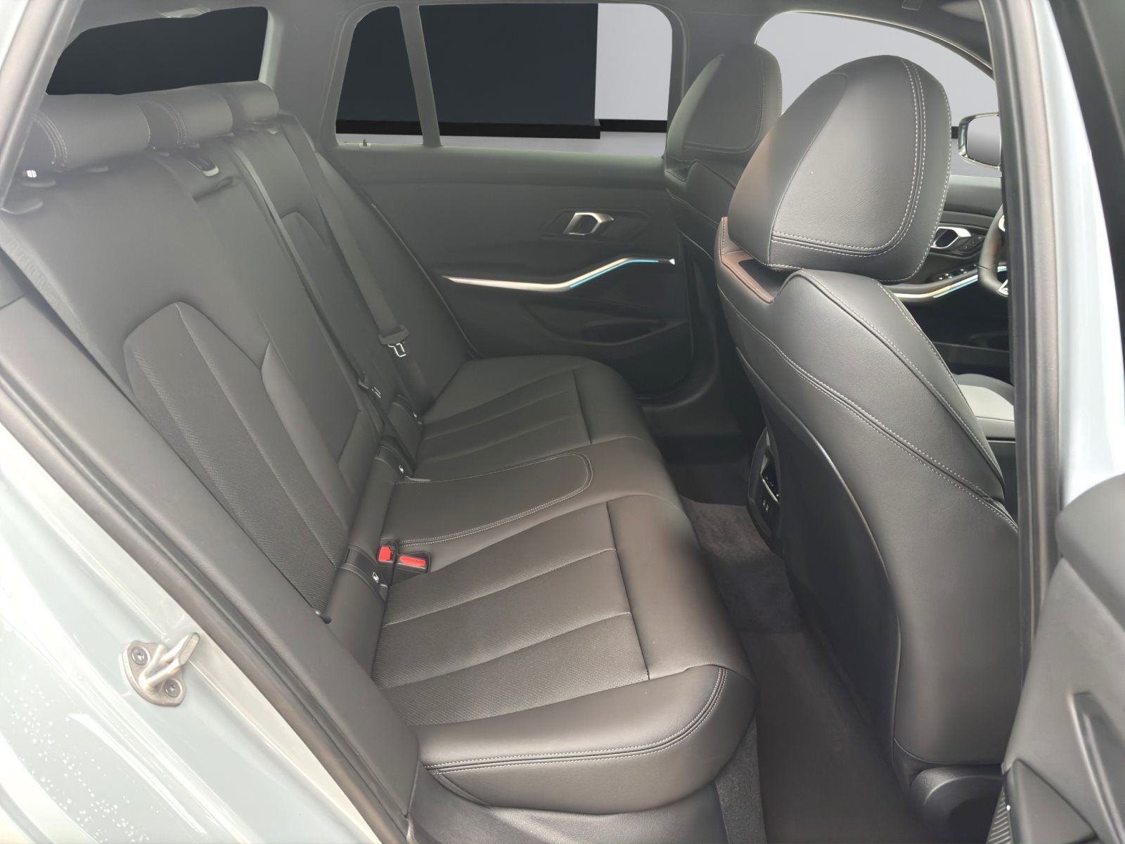 Fahrzeugabbildung BMW 330e xDrive Touring [M Sport, HUD, AHK, ACC, 19 LMR]