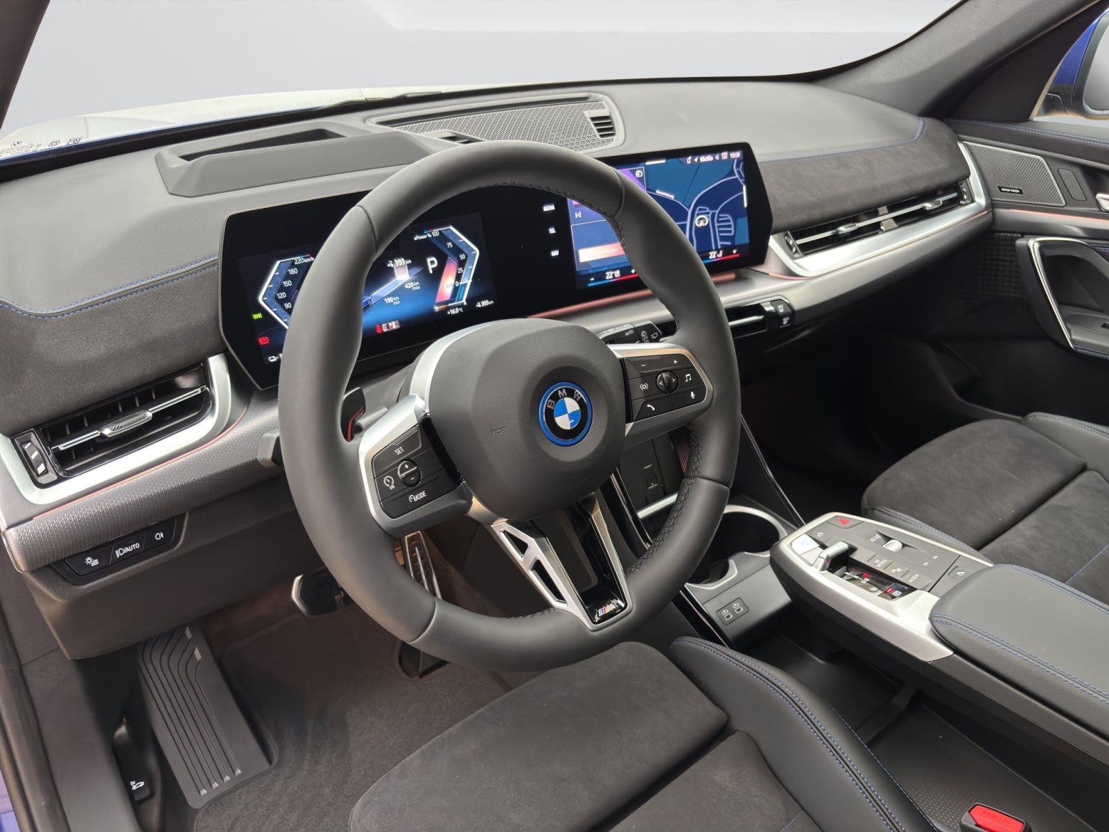 Fahrzeugabbildung BMW iX1 xDrive30 [M Sport, HUD, AHK, ACC, h&k Sound]