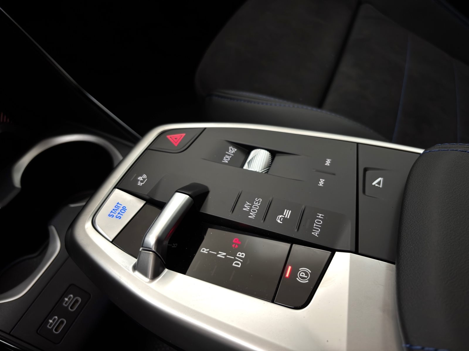 Fahrzeugabbildung BMW iX1 xDrive30 [M Sport, HUD, AHK, ACC, h&k Sound]