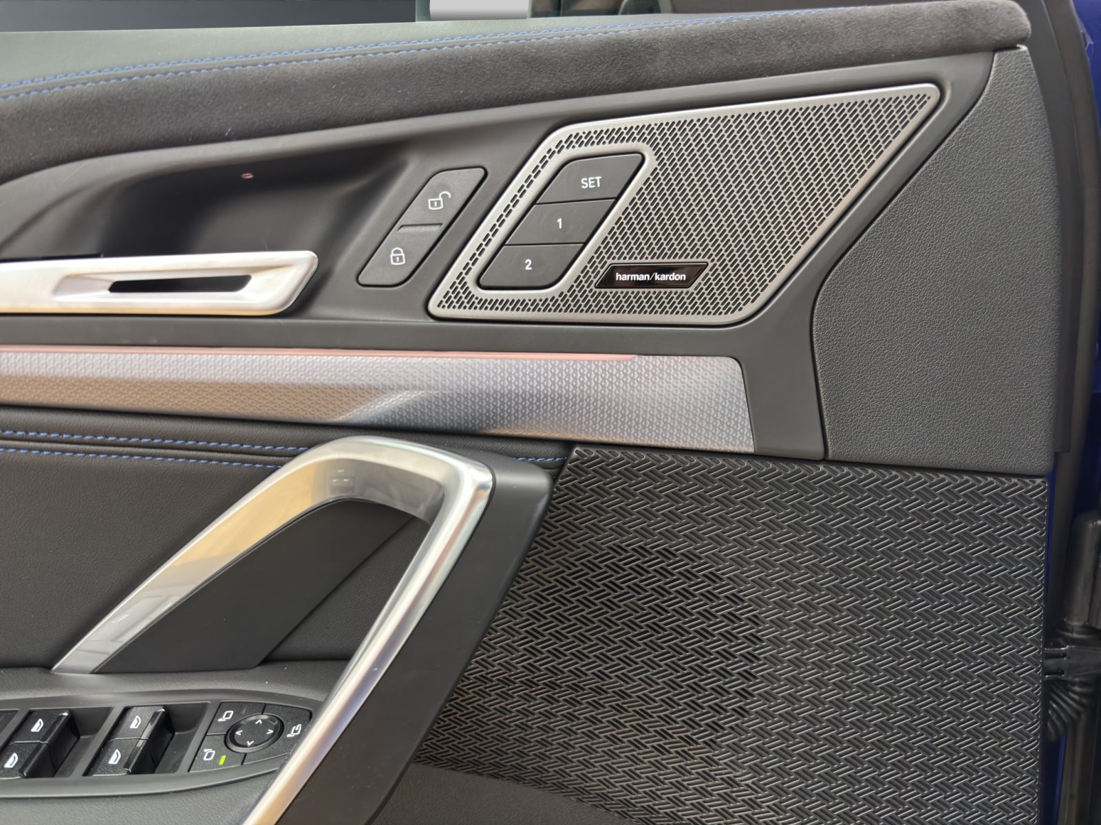 Fahrzeugabbildung BMW iX1 xDrive30 [M Sport, HUD, AHK, ACC, h&k Sound]
