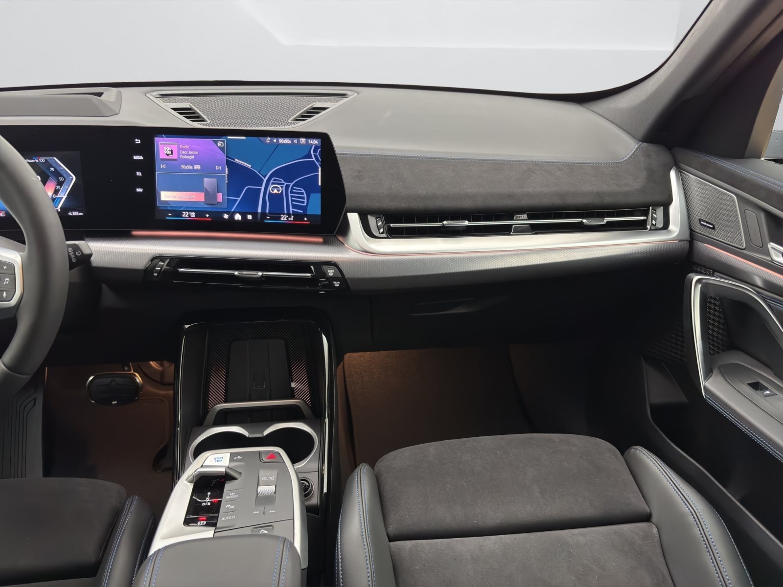Fahrzeugabbildung BMW iX1 xDrive30 [M Sport, HUD, AHK, ACC, h&k Sound]