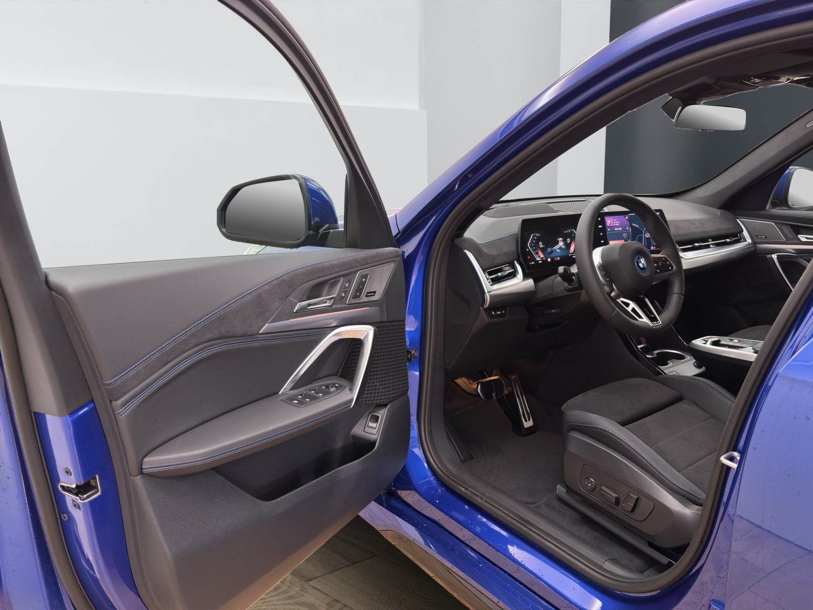 Fahrzeugabbildung BMW iX1 xDrive30 [M Sport, HUD, AHK, ACC, h&k Sound]