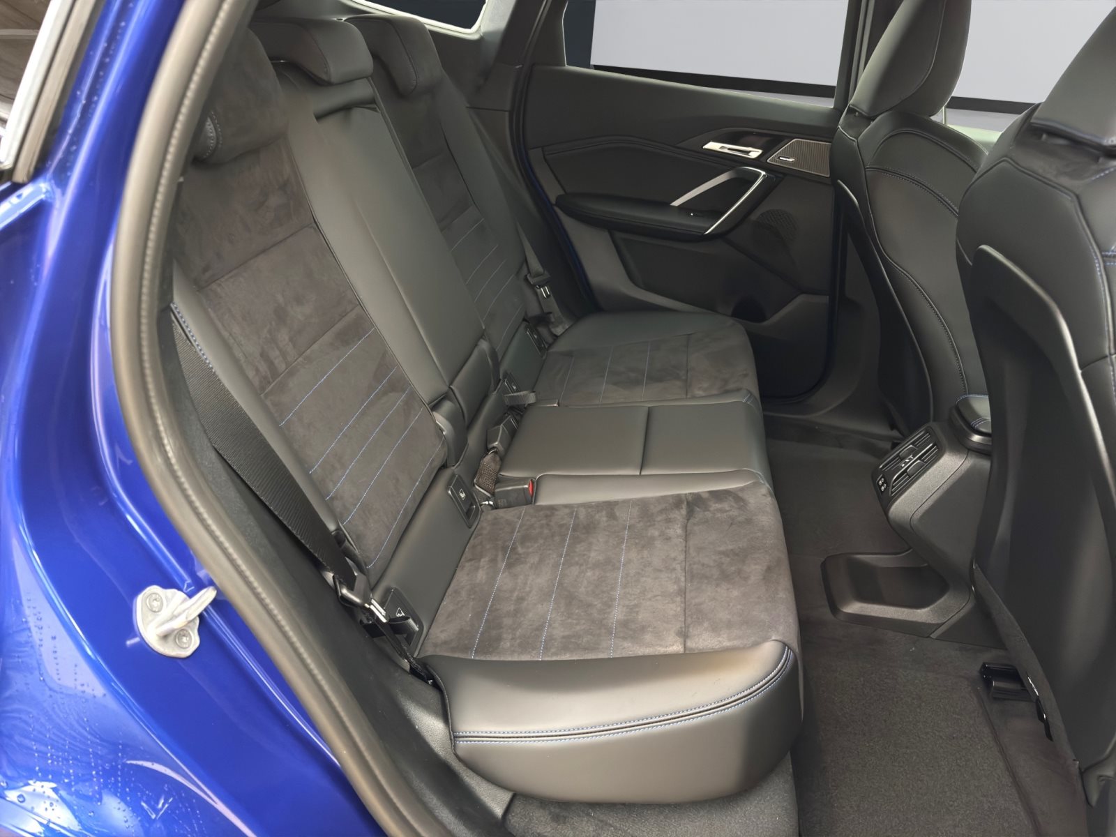 Fahrzeugabbildung BMW iX1 xDrive30 [M Sport, HUD, AHK, ACC, h&k Sound]