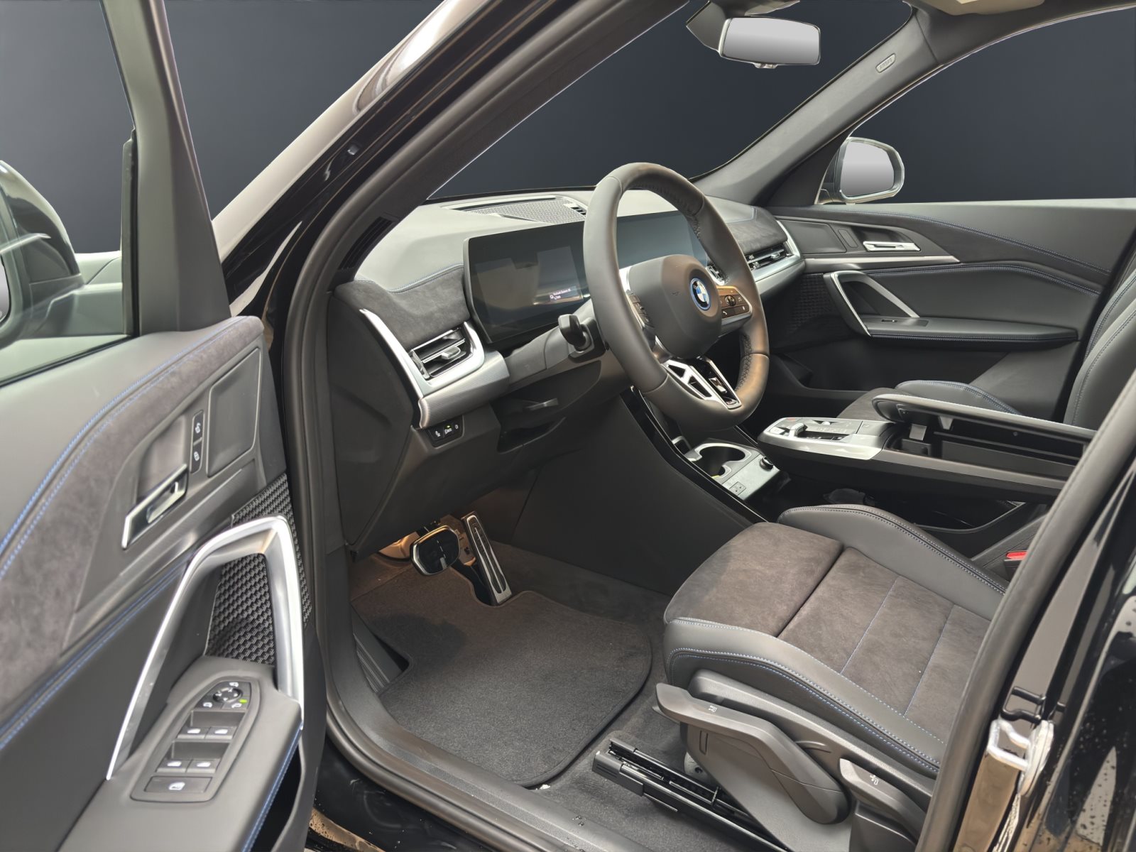 Fahrzeugabbildung BMW iX1 eDrive20 [M Sport, AHK, ACC, RFK, 18 LMR]