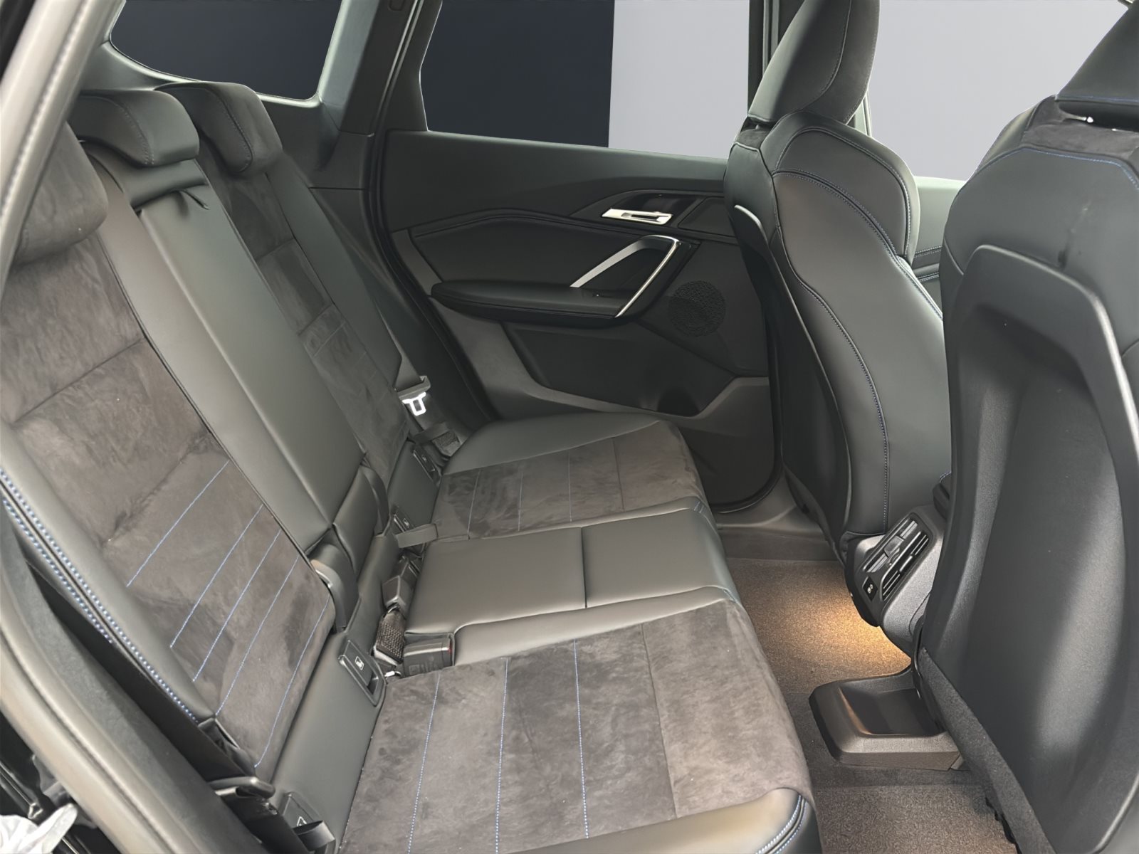 Fahrzeugabbildung BMW iX1 eDrive20 [M Sport, AHK, ACC, RFK, 18 LMR]