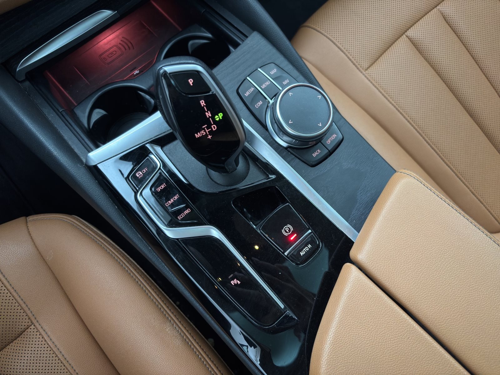 Fahrzeugabbildung BMW 520d xDrive Touring [Laser, DA Prof., AHK, Pano]