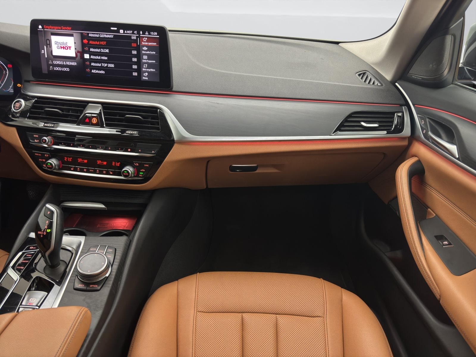 Fahrzeugabbildung BMW 520d xDrive Touring [Laser, DA Prof., AHK, Pano]