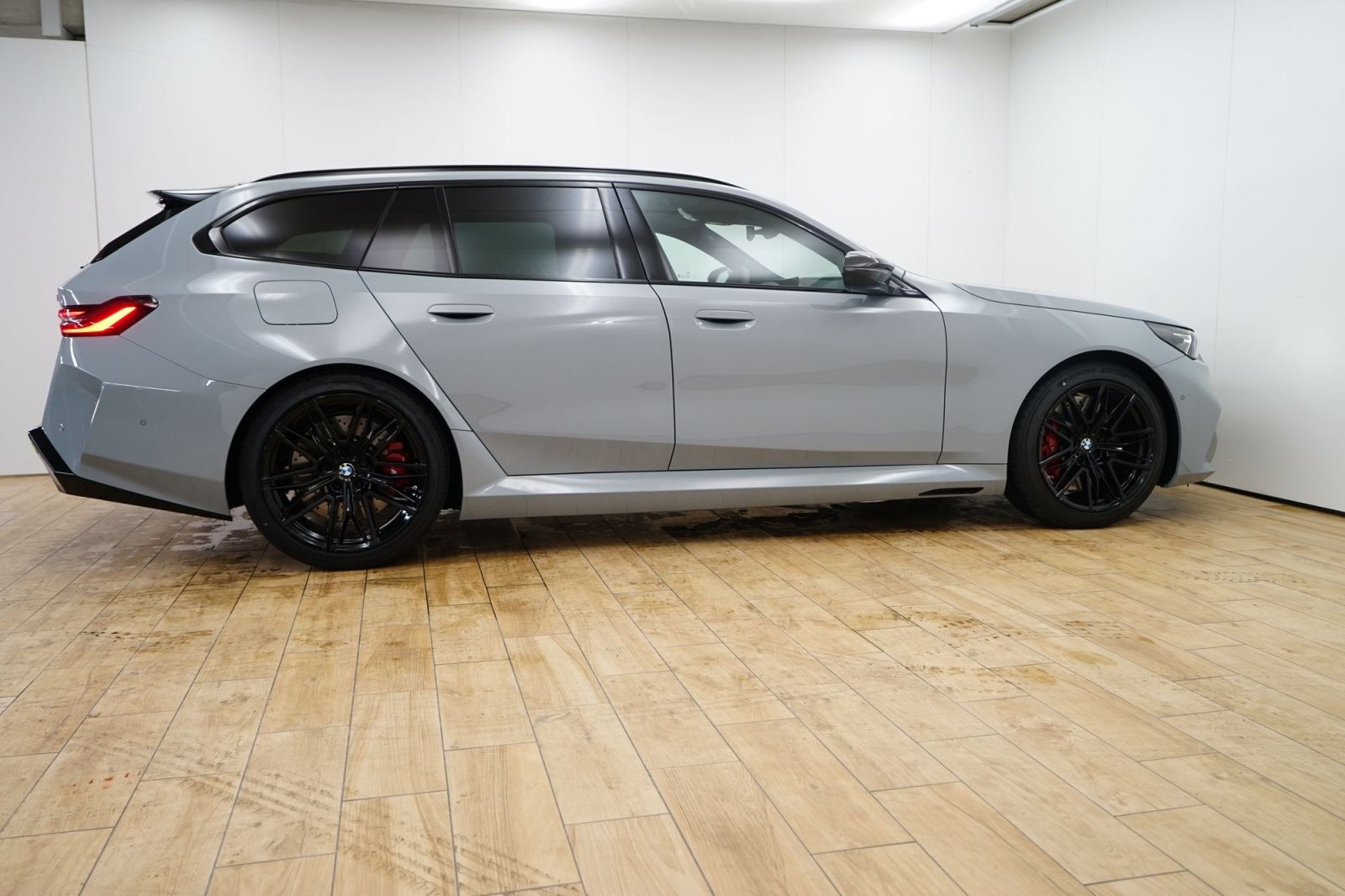 Fahrzeugabbildung BMW M5 Touring [HUD, AHK, ACC, B&W Sound, RFK] DAB
