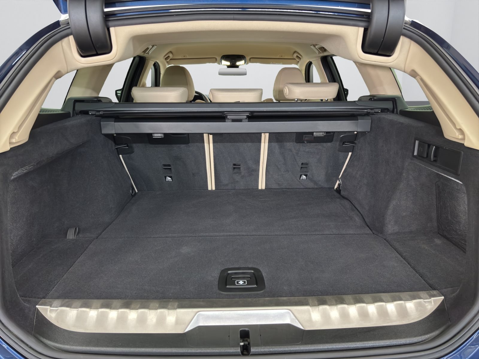 Fahrzeugabbildung BMW 320e Touring [Luxury Line, Laser, HiFi, SHZ]