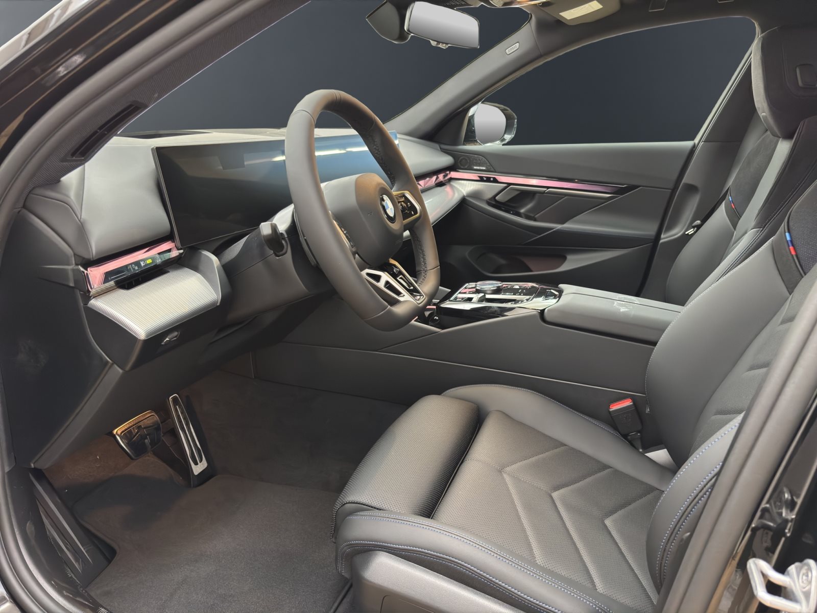 Fahrzeugabbildung BMW 520d xDrive Touring [M Sport, HUD, AHK, ACC, RFK]