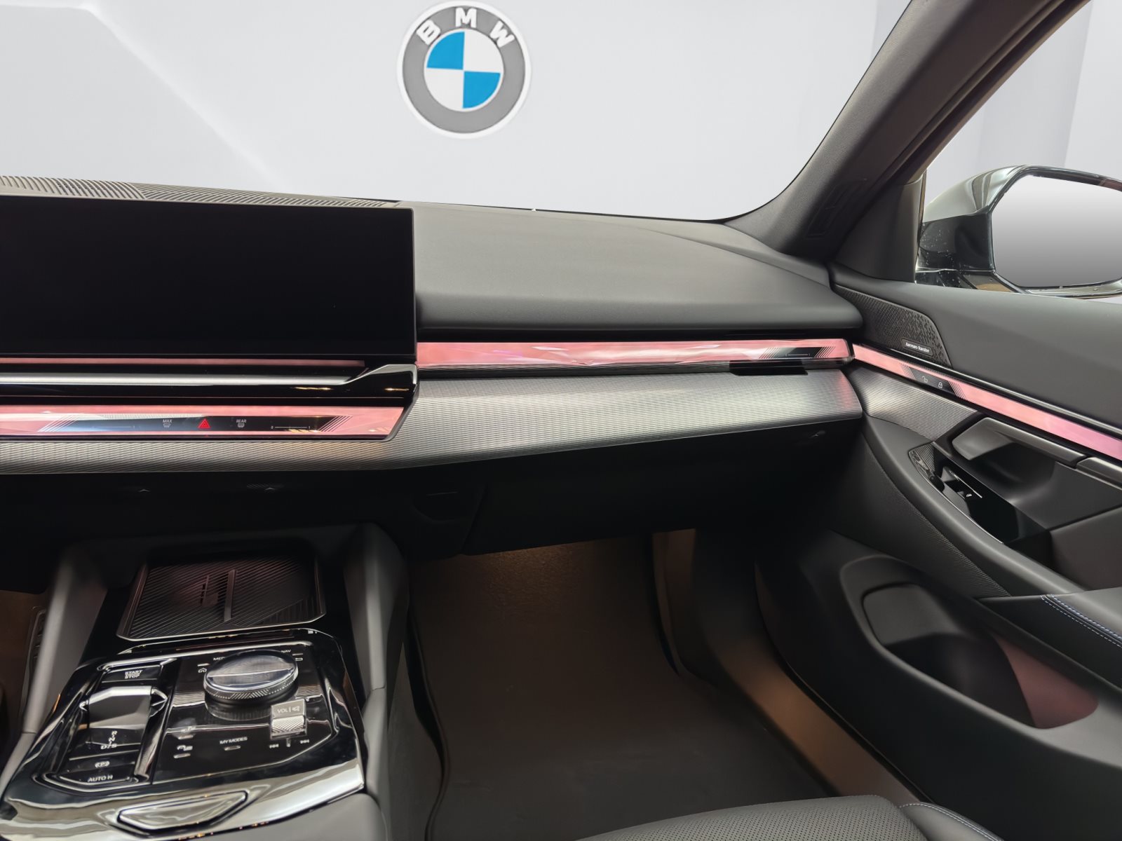Fahrzeugabbildung BMW 520d xDrive Touring [M Sport, HUD, AHK, ACC, RFK]