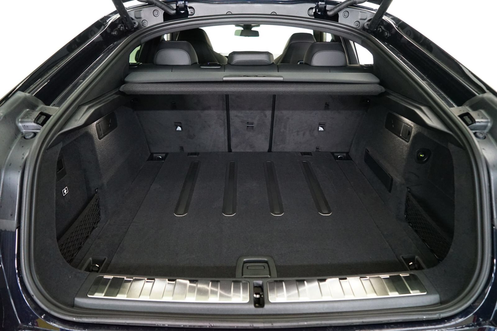 Fahrzeugabbildung BMW X6 xDrive40i [M Sport, HUD, AHK, ACC, GSD, 22 LMR]