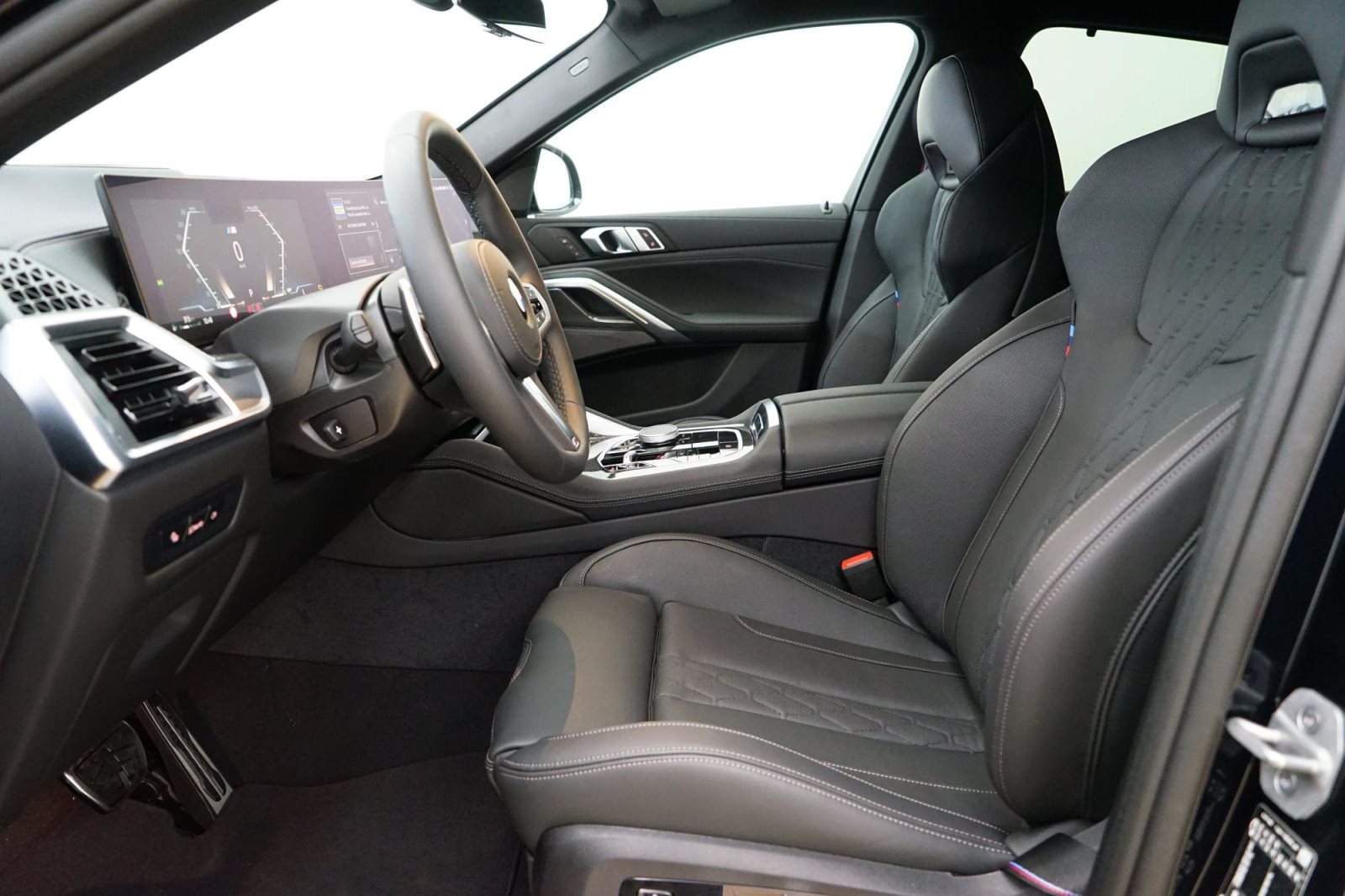 Fahrzeugabbildung BMW X6 xDrive40i [M Sport, HUD, AHK, ACC, GSD, 22 LMR]