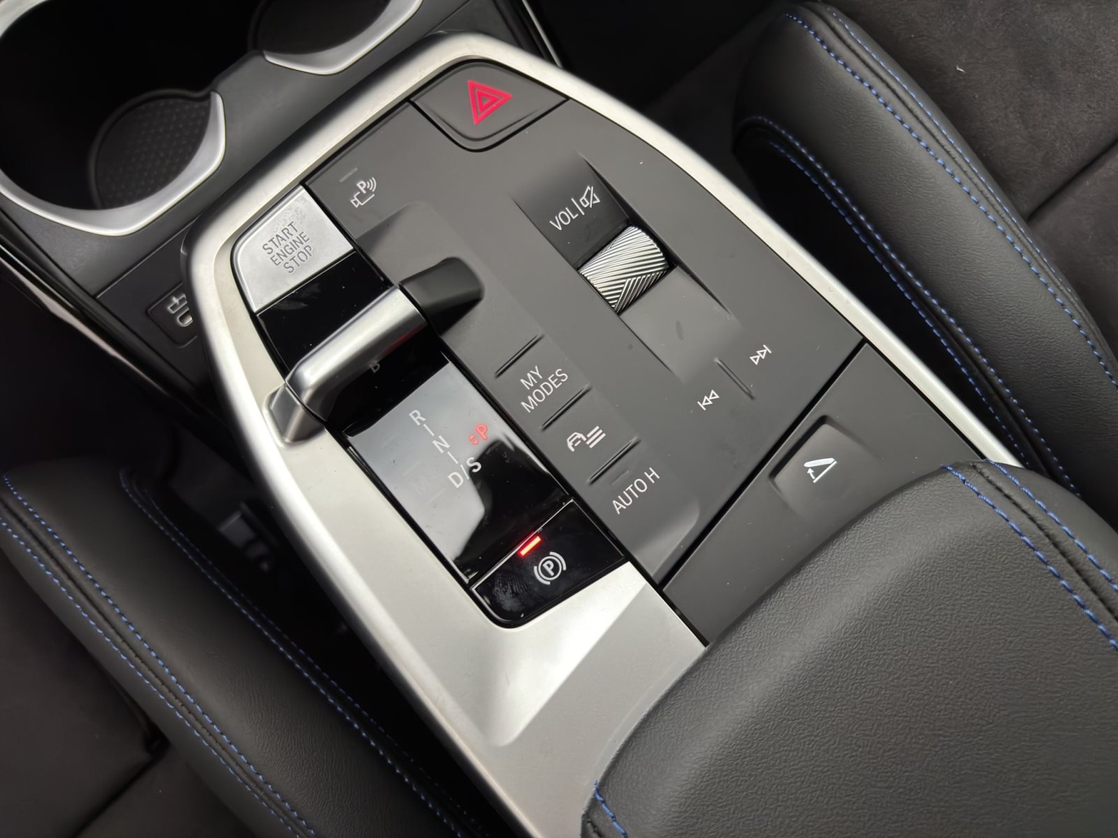 Fahrzeugabbildung BMW X1 sDrive20i [M Sport, HUD, AHK, ACC, RFK, 19 LMR]