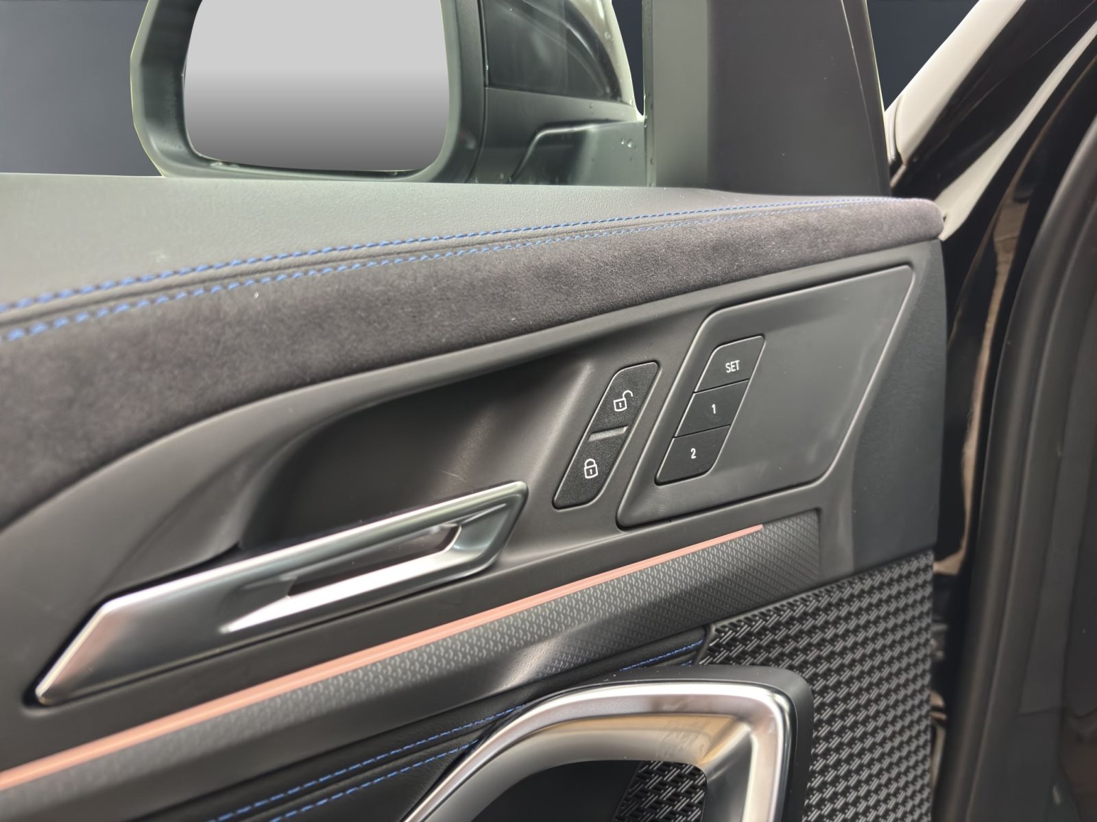 Fahrzeugabbildung BMW X1 sDrive20i [M Sport, HUD, AHK, ACC, RFK, 19 LMR]