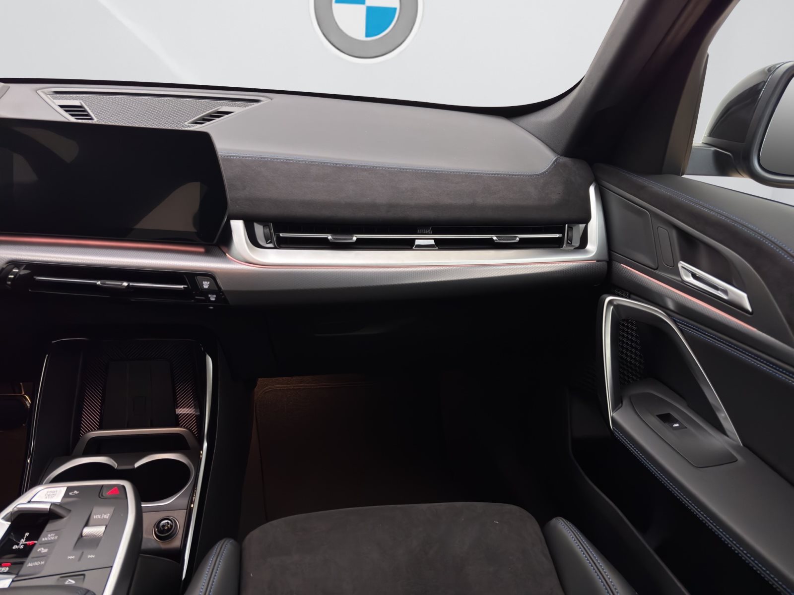 Fahrzeugabbildung BMW X1 sDrive20i [M Sport, HUD, AHK, ACC, RFK, 19 LMR]