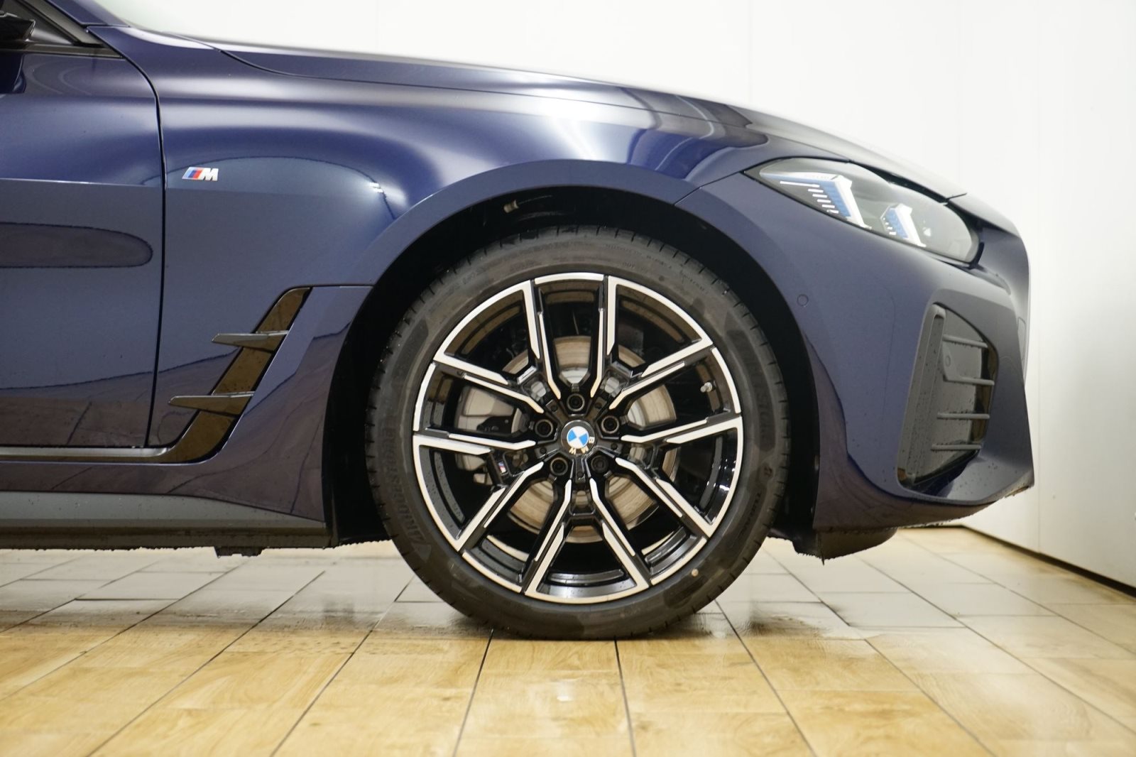 Fahrzeugabbildung BMW i4 eDrive40 [M Sport, HUD, ACC, RFK, 19 LMR]
